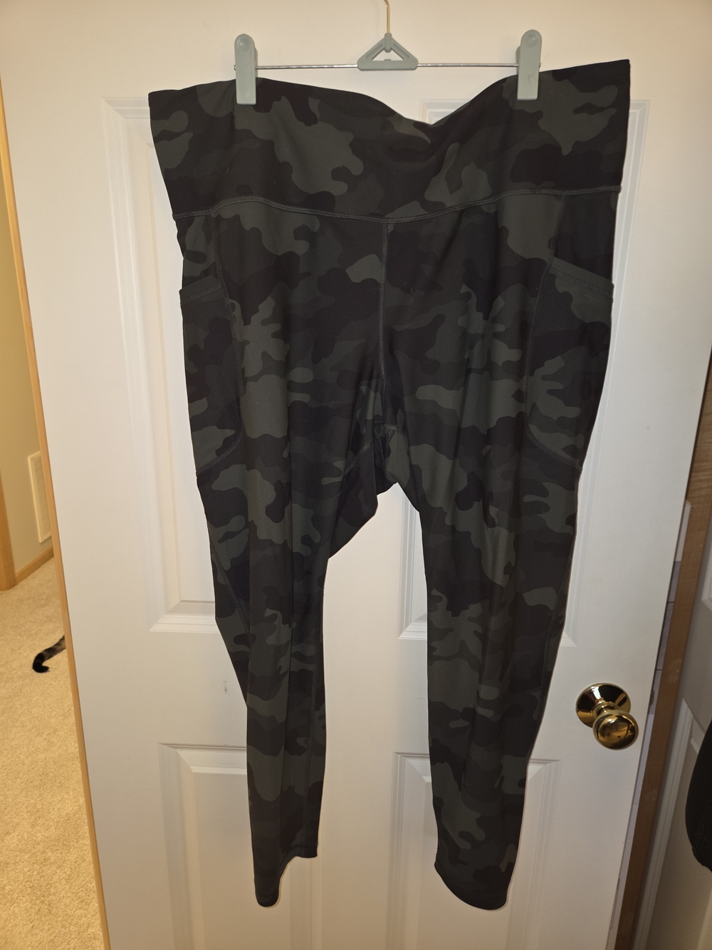 Old Navy Black & Dark Green Camo High-Rise Leggings*